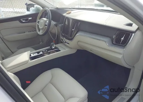 2025 Volvo Xc60 B5 Core z USA, uszkodzony, nr VIN YV4M12RJ7S1019337